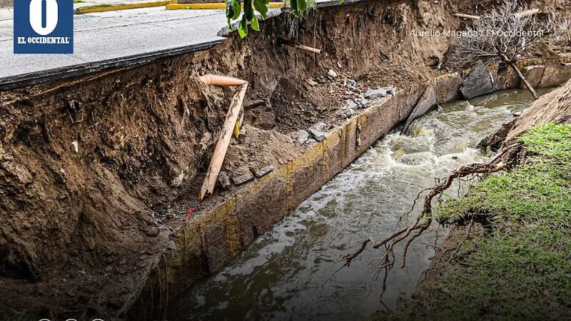 Personal de SIAPA inspecciona el socavón en Avenida Malecón.