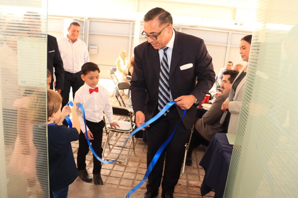 Corte de listón en la apertura del nuevo campus de URA en Guadalajara.