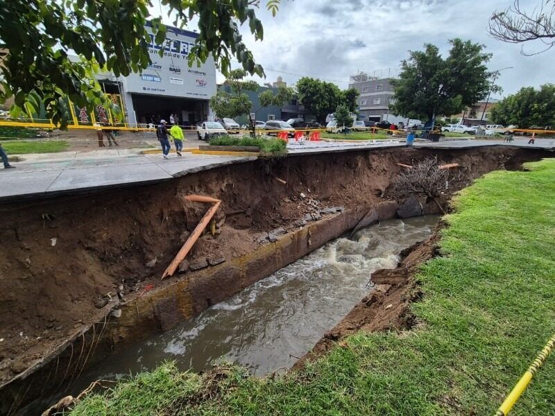 Cierre vial en Avenida Malecón por el colapso del colector.