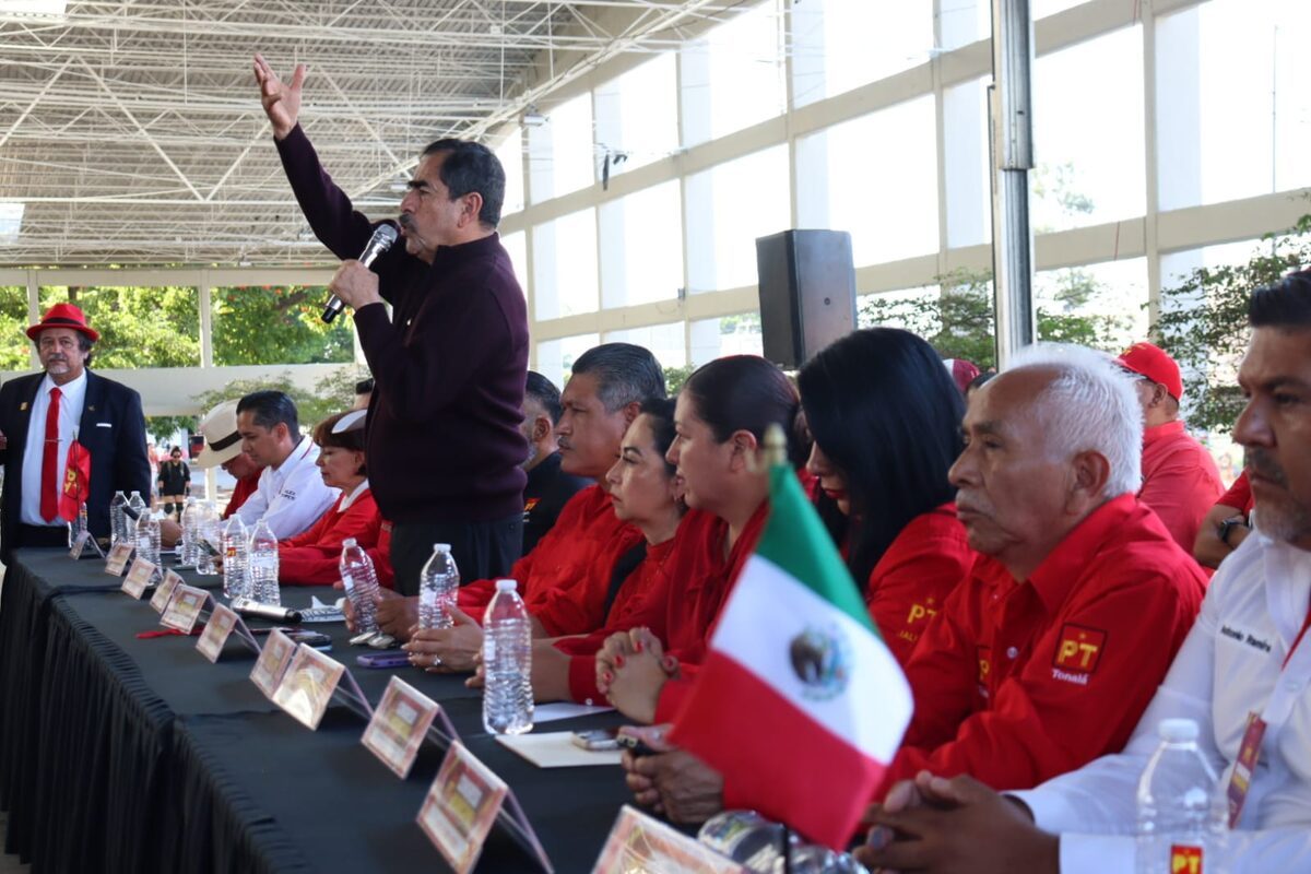 Mariachi Internacional Jalisciense amenizando el cierre del evento del PT.