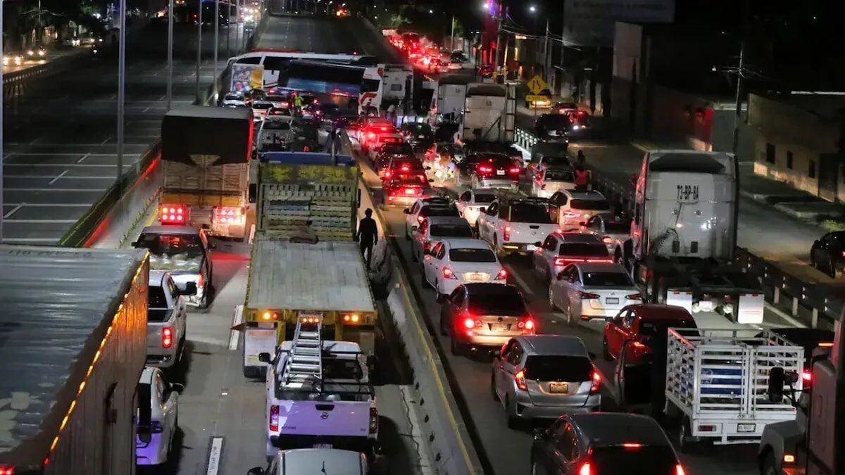 Bloqueo en carretera Guadalajara-Chapala: Vecinos exigen agua tras 15 días sin servicio