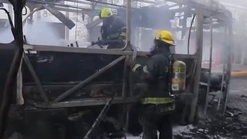Incendio en Guadalajara: Sofocan camión de transporte público en el Centro