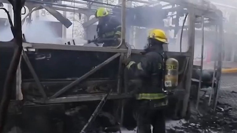 Incendio en Guadalajara: Sofocan camión de transporte público en el Centro