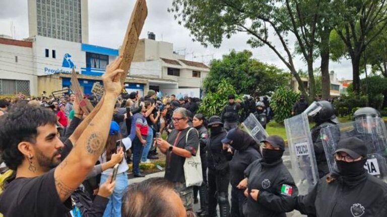 Marcha en Guadalajara: Ciudadanos exigen agua limpia frente a Casa Jalisco; Lemus responde