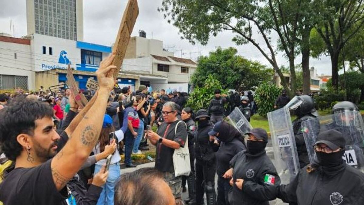 Marcha en Guadalajara: Ciudadanos exigen agua limpia frente a Casa Jalisco; Lemus responde