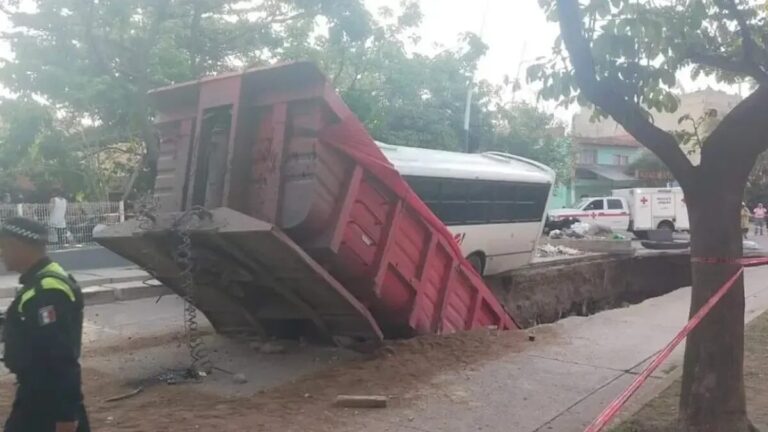 Pipa de agua cae en socavón de 4 metros en Guadalajara: Afecta vialidad en Olímpica