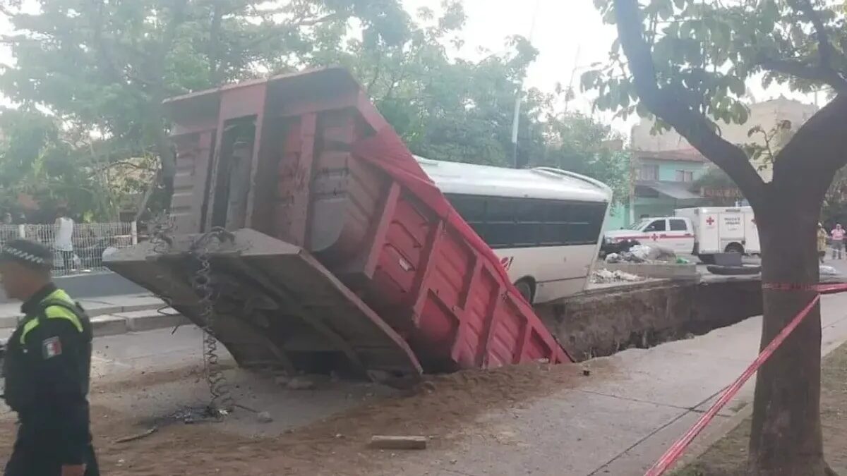 Pipa de agua cae en socavón de 4 metros en Guadalajara: Afecta vialidad en Olímpica
