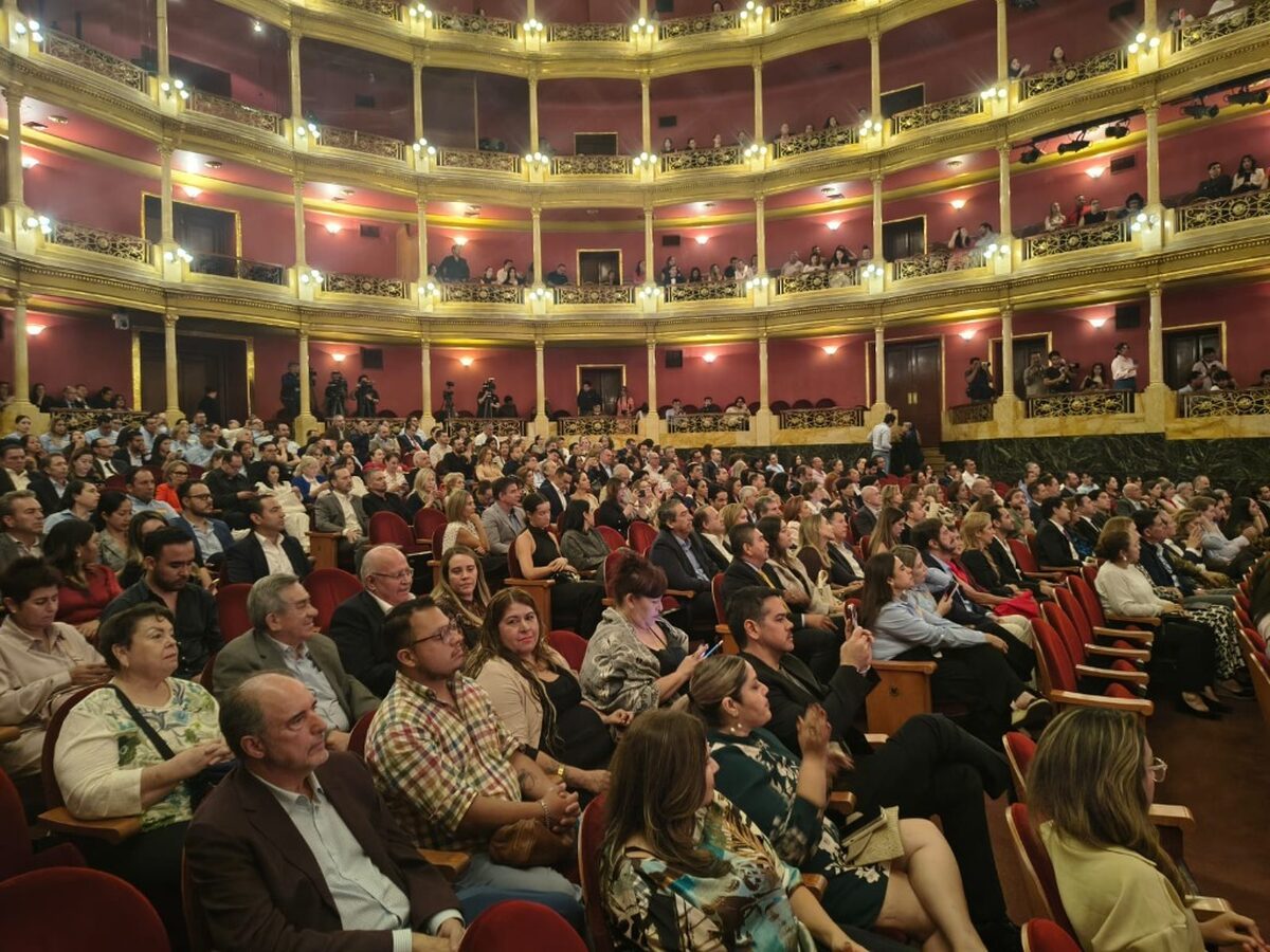 Asistentes y representantes de organizaciones sociales en el recinto cultural.