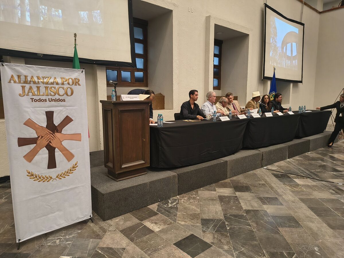 Ponentes de la Alianza por Jalisco ante medios de comunicación.