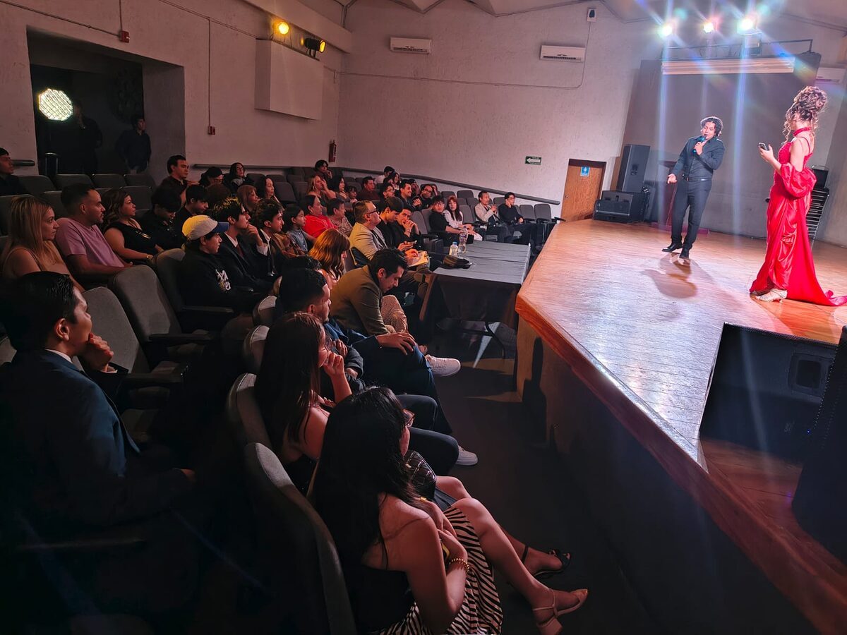 Entrega de reconocimientos al mérito cinematográfico en el evento audiovisual.