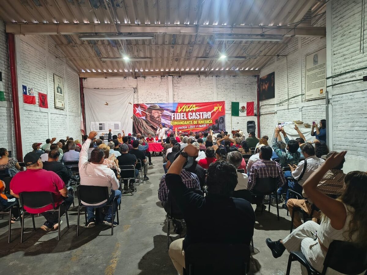 Militantes y simpatizantes del Partido del Trabajo reunidos en Jalisco.