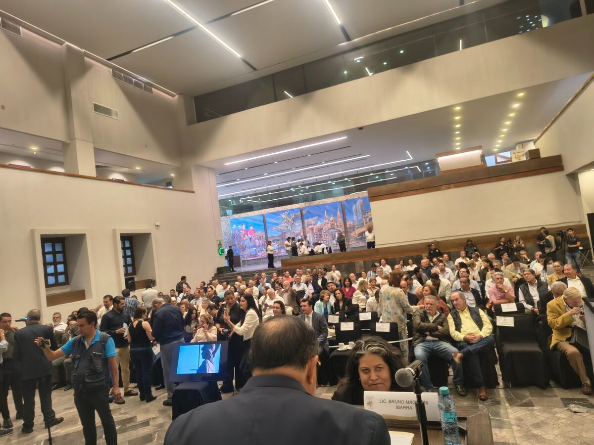 Firma de documentos por parte de líderes sociales en Jalisco.