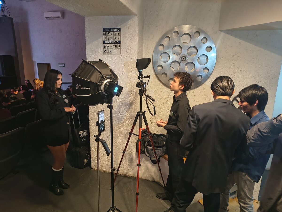 Asistentes y equipo de producción reunidos en la jornada de cine.